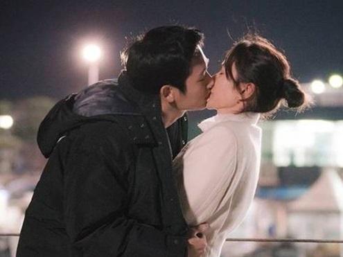 Qua 16 tập phim, thứ đọng lại duy nhất trong lòng khán giả 'Chị đẹp' chỉ có... ôm và hôn