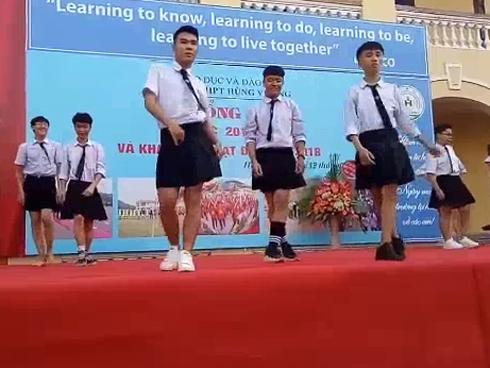 Mặc váy 'quẩy' cực dẻo trong lễ bế giảng, nhóm nam sinh Hải Phòng gây bão mạng