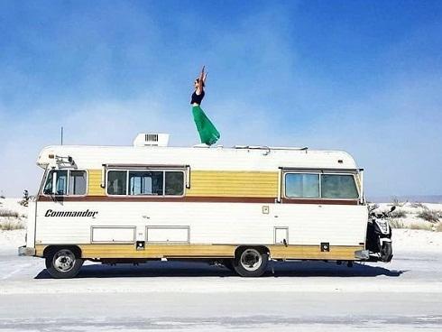 Chuyện những cô nàng 'bỏ lại sau lưng tất cả' để rong ruổi trên chiếc xe van ngao du khắp thế giới