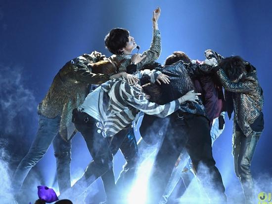 Sân khấu comeback hoành tráng nhất lịch sử Kpop: BTS mang 'Fake Love' đến Billboard Music Awards 2018!