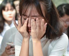 Nữ sinh Hà thành gạt nước mắt ngày chia tay tuổi học trò Nữ sinh Hà thành gạt nước mắt ngày chia tay tuổi học trò