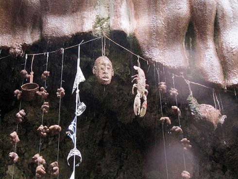 CHUYỆN LẠ: Giếng nước kỳ lạ biến tất cả những thứ rơi vào đều hóa đá