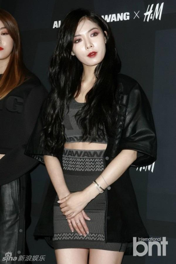 HyunA với gương mặt trắng toát như ma cà rồng.