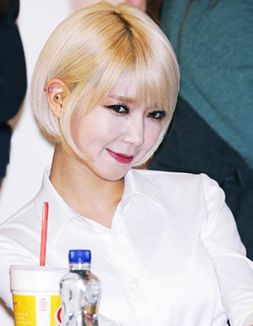 Fan hốt hoảng với gương mặt trang điểm quá đậm của Choa.