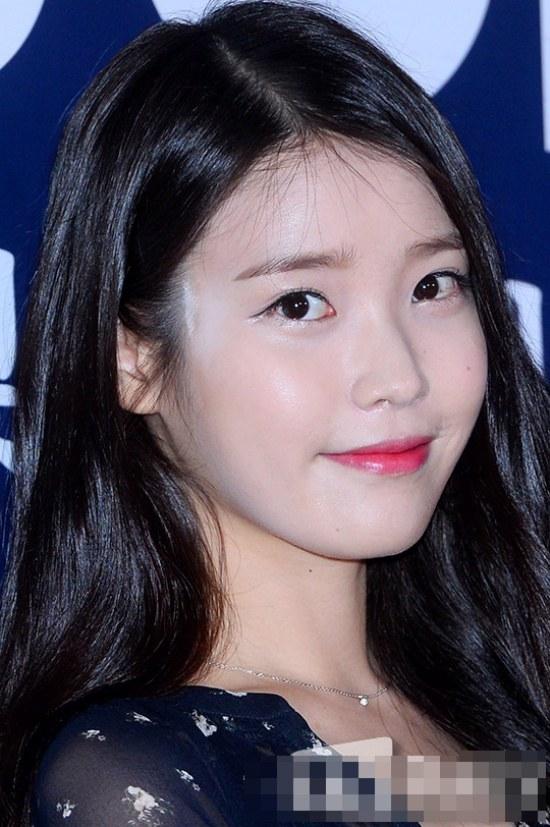 Thật khó tin khi thợ trang điểm lại có thể quên tán phấn trên thái dương IU.