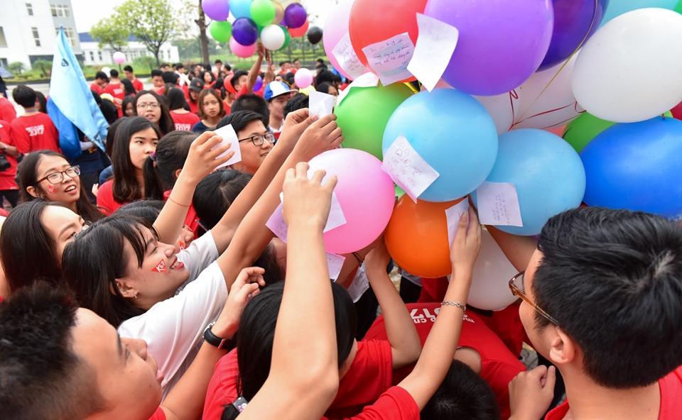 Hay gửi kỷ niệm vào những chùm bóng bay.