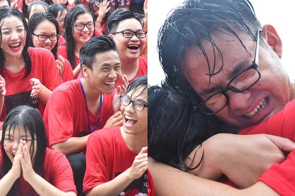 Thời điểm hiện tại, nhiều trường học trong cả nước đang bắt đầu tổ chức lễ bế giảng. Hình ảnh trong lễ tri ân và trưởng thành khóa 67 của trường THPT Chuyên Nguyễn Huệ (Hà Nội) diễn ra sáng 19/5.