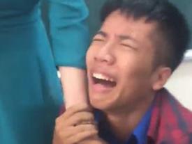 Bật cười trước khoảnh khắc nam sinh quỳ gối nức nở xin cô giáo không thu điện thoại Bật cười trước khoảnh khắc nam sinh quỳ gối nức nở xin cô giáo không thu điện thoại