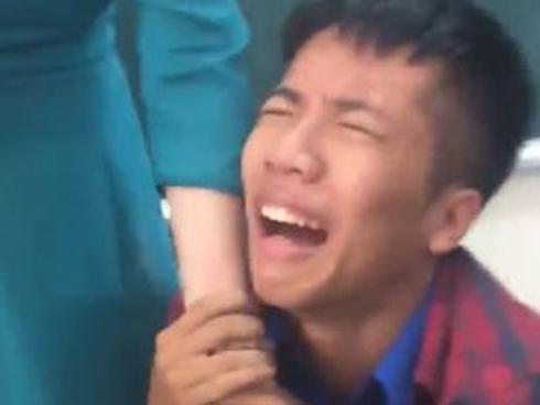 Bật cười trước khoảnh khắc nam sinh quỳ gối nức nở xin cô giáo không thu điện thoại