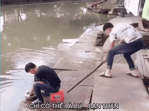 Clip: Những trò đùa 'dở khóc dở cười' chỉ có thể từ... lũ bạn thân