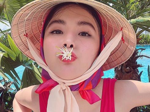 Tin sao Việt: Angela Phương Trinh sexy 'kute lạc lối' với tông đỏ