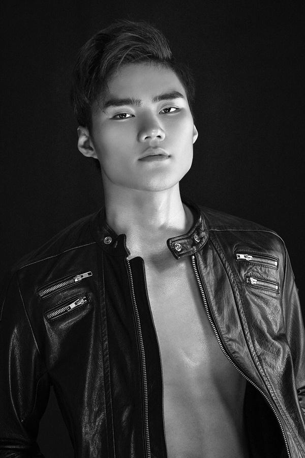 Quang Hùng cao 1m86, có gương mặt điển trai, thư sinh cùng đôi chân dài thẳng. Quang Hùng cũng từng tham gia một vài show diễn trước đó của NTK Đỗ Mạnh Cường, xuất hiện ở những vị trí đẹp.