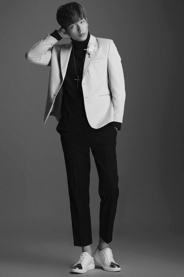 Sinh năm 1998, vừa tròn 20 tuổi nhưng Trần Quốc Anh đã sở hữu chiều cao ấn tượng 1m86, không hề thua kém các đàn anh.