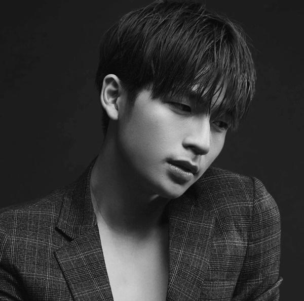 Trần Quốc Anh đang là một hot boy được giới trẻ yêu thích với vẻ ngoài lãng tử, mắt một tí tựa như tài tử Hàn Quốc. Gần đây, chàng trai này “gây sốt” khi xuất hiện trong MV Rời bỏ của nữ ca sĩ Hoà Minzy.