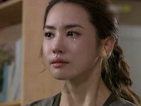 Đi làm về vòng tay ôm chồng từ phía sau, nào ngờ anh nói 1 câu khiến tôi choáng váng