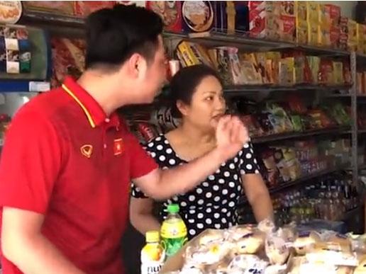 Gặp phải khách hàng 'lắm mồm' thế này, chủ cửa hàng chỉ có thể... ngất