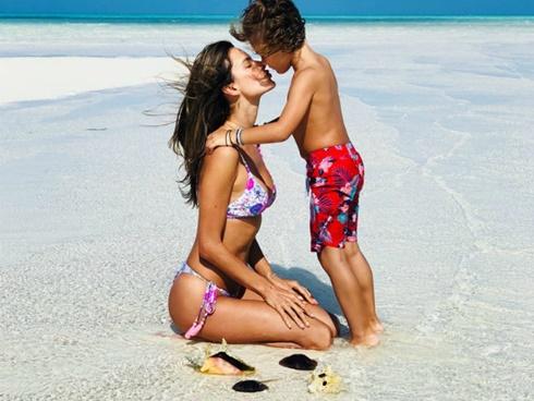 Những chuyến đi 'bung lụa' cùng hai con của thiên thần nội y