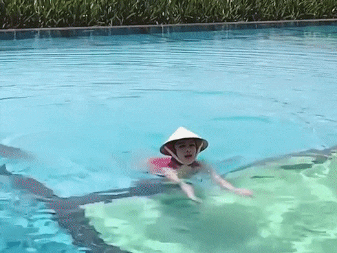 HÀI HƯỚC: Tung tăng bơi lội, Angela Phương Trinh vẫn không quên chống nắng bằng... nón lá