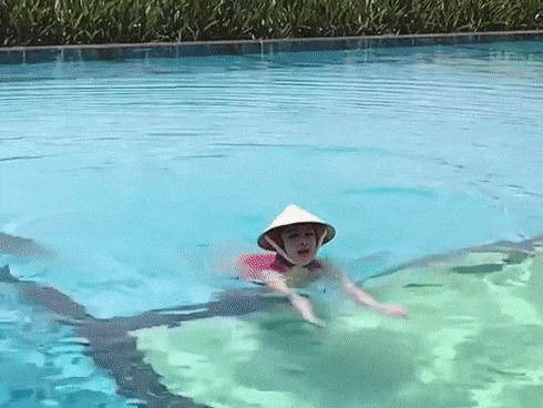 HÀI HƯỚC: Tung tăng bơi lội, Angela Phương Trinh vẫn không quên chống nắng bằng... nón lá HÀI HƯỚC: Tung tăng bơi lội, Angela Phương Trinh vẫn không quên chống nắng bằng... nón lá