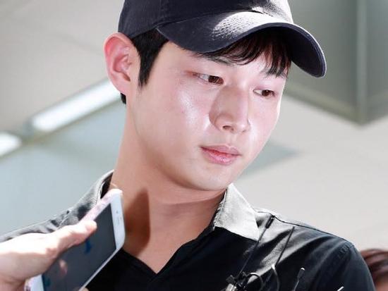 Sao nam Hàn dùng dao đe dọa và quấy rối đồng nghiệp bị truyền thông 'bao vây' tại tòa