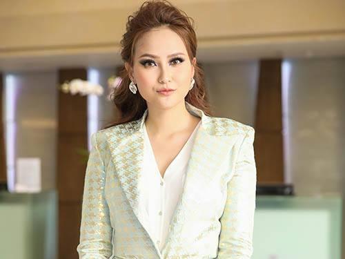 Đang diện đầm đi event rất ổn, Khánh Ngân bỗng chuyển style menswear và sai toàn tập