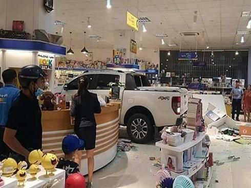 Một phụ nữ lái xe bán tải tông vào nhà sách