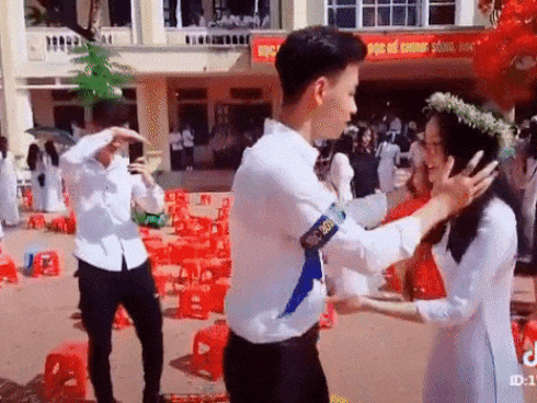 Nam sinh Thái Bình hôn môi bạn gái trong lễ bế giảng