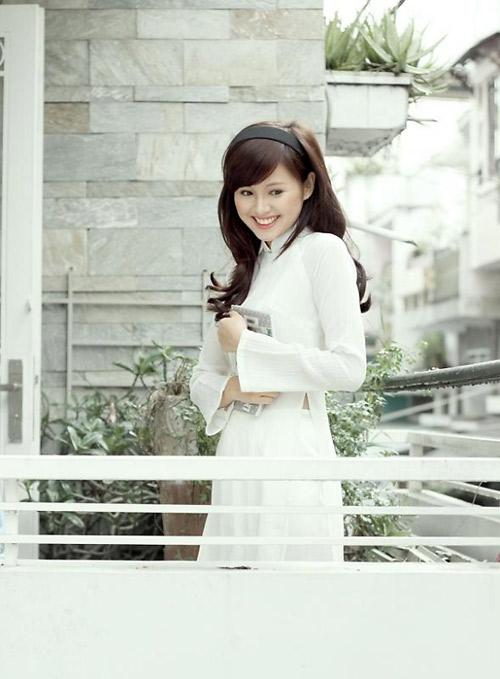 Trước khi trở thành bà mẹ 2 con, Tâm Tít từng là biểu tượng một thời của thiếu nữ Việt khi sở hữu vẻ đẹp ngọt ngào. Hot girl Hà thành xinh đẹp, dễ thương trong tà áo dài trắng thời còn ngồi trên ghế nhà trường.