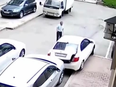 Hi hữu trường hợp khách hàng lái thử xe ngay trong đại lý, đâm vỡ cửa kính-1