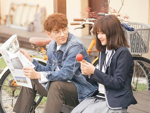 'Bạn gái' cực xinh đẹp lại dịu dàng hết nấc của Isaac trong MV mới gây sốt là ai?