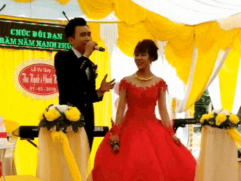 Giọng hát hay lại chế nhạc cực chuẩn, chú rể Quảng Bình 'tạo bão' khi hát tặng vợ trong ngày cưới