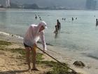 Du khách nước ngoài dọn rác biển Nha Trang vì 'không chịu nổi'
