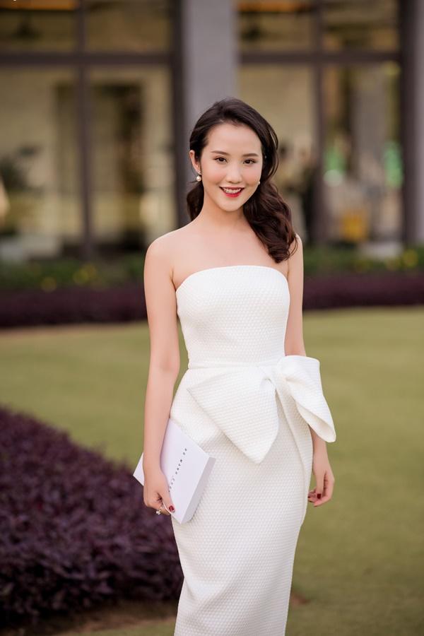 Primmy Trương gợi cảm nhưng chừng mực trong thiết kế ôm sát có hoạ tiết nơ to bản của Đỗ Mạnh Cường.
