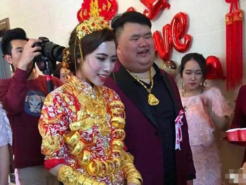 Xôn xao hình ảnh cô dâu trên người đeo đầy vàng bên chú rể thiếu gia kém sắc
