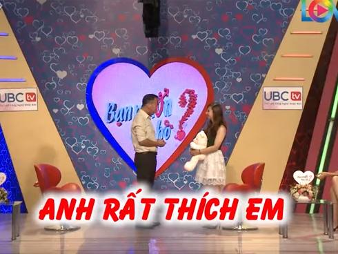 Chàng trai gây bất ngờ với màn quỳ gối hát 'hit Tuấn Hưng' tỏ tình cực đỉnh