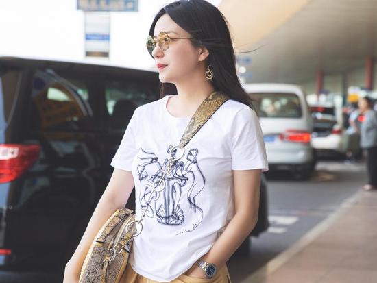 Triệu Vy bất ngờ khoe chân thon, dáng đẹp và nhan sắc trẻ trung sau khi liên tục bị chê 'phát tướng'