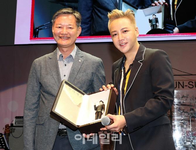 SAO MAKE OVER: Minh Hằng trang điểm quê mùa - Angela Phương Trinh xinh tựa công chúa-2