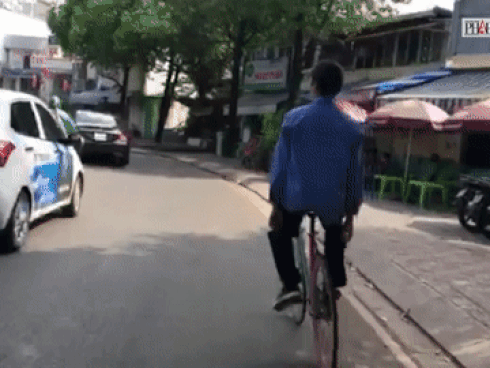 Lái xe đạp thả 2 tay trên đường Trường Sa