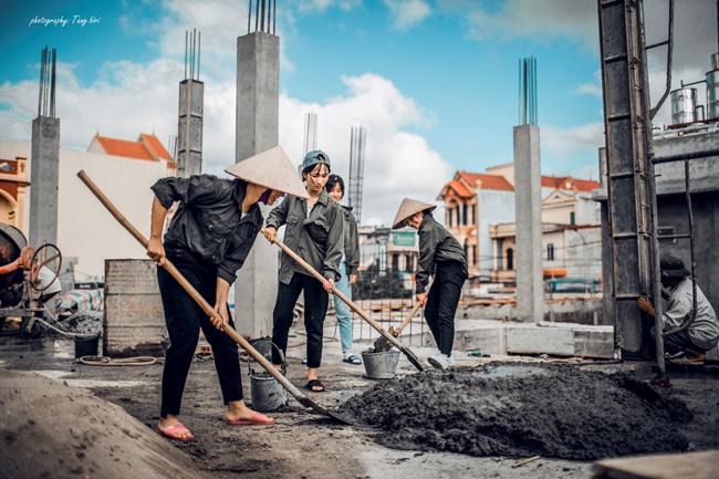 ‘Hiện nay kỷ yếu đang trong thời kỳ ‘bão hòa' ý tưởng, nên chúng em quyết định chọn chụp theo phong cách này để tạo cảm giác gần gũi, thêm yêu lao động, tạo sự gắn kết giữa các thành viên lớp