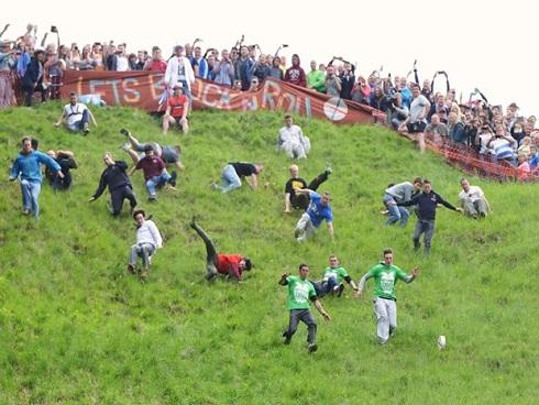 Người người lăn lông lốc trong cuộc thi điên khùng nhất thế giới