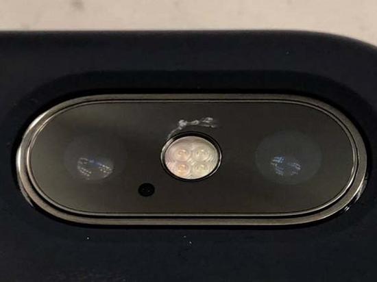 Hàng loạt iPhone X bất ngờ bị nứt kính phủ camera: nguyên nhân do đâu?