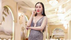 Hoa hậu Huỳnh Thúy Anh đẹp tinh tế khi đi sự kiện