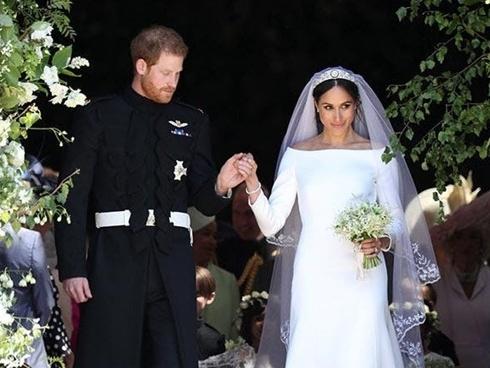 NTK tố váy cưới của Meghan Markle là đạo nhái bị dân mạng chỉ trích