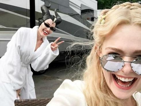 Hé lộ hình ảnh nhắng nhít hiếm có của Angelina Jolie trên phim trường 'Tiên hắc ám 2'