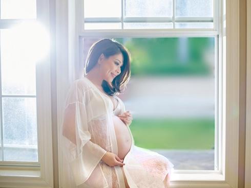 Ở tuổi 41, Thanh Thảo khoe nhan sắc mặn mà trong bộ ảnh mang bầu 8 tháng