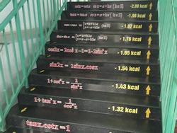 Trường ở Đồng Nai dán công thức lên cầu thang để học sinh ôn bài