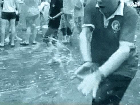 Nữ hiệu trưởng ở TP HCM gây xôn xao khi tự đăng ảnh nhạy cảm trong bồn tắm-2