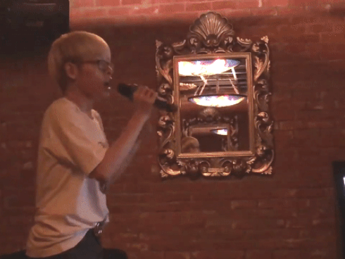 Đức Phúc hát karaoke với thần thái nghiêm túc như trên sân khấu