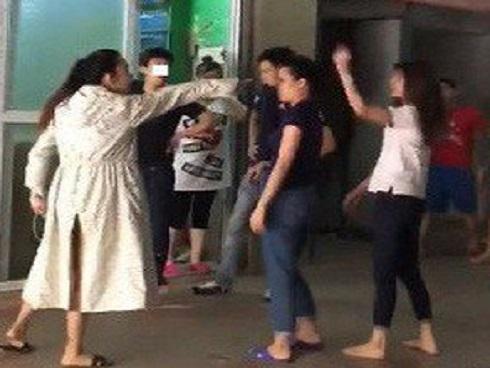 Vợ mới đánh vợ cũ: Nạn nhân khâu 11 mũi trên đầu