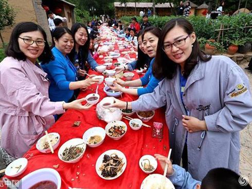 Hoa mắt với bữa tiệc sinh nhật gồm 100 cặp sinh đôi